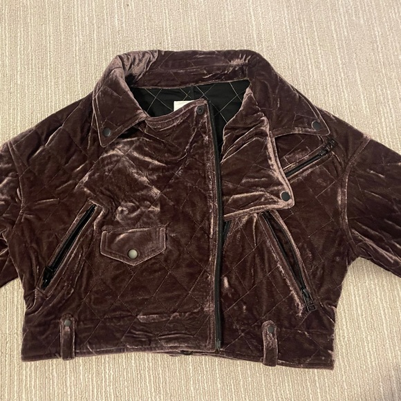 Lightly used jacket. Cute jacket perfect with a good pair of high rise jeans. - Picture 2 of 4